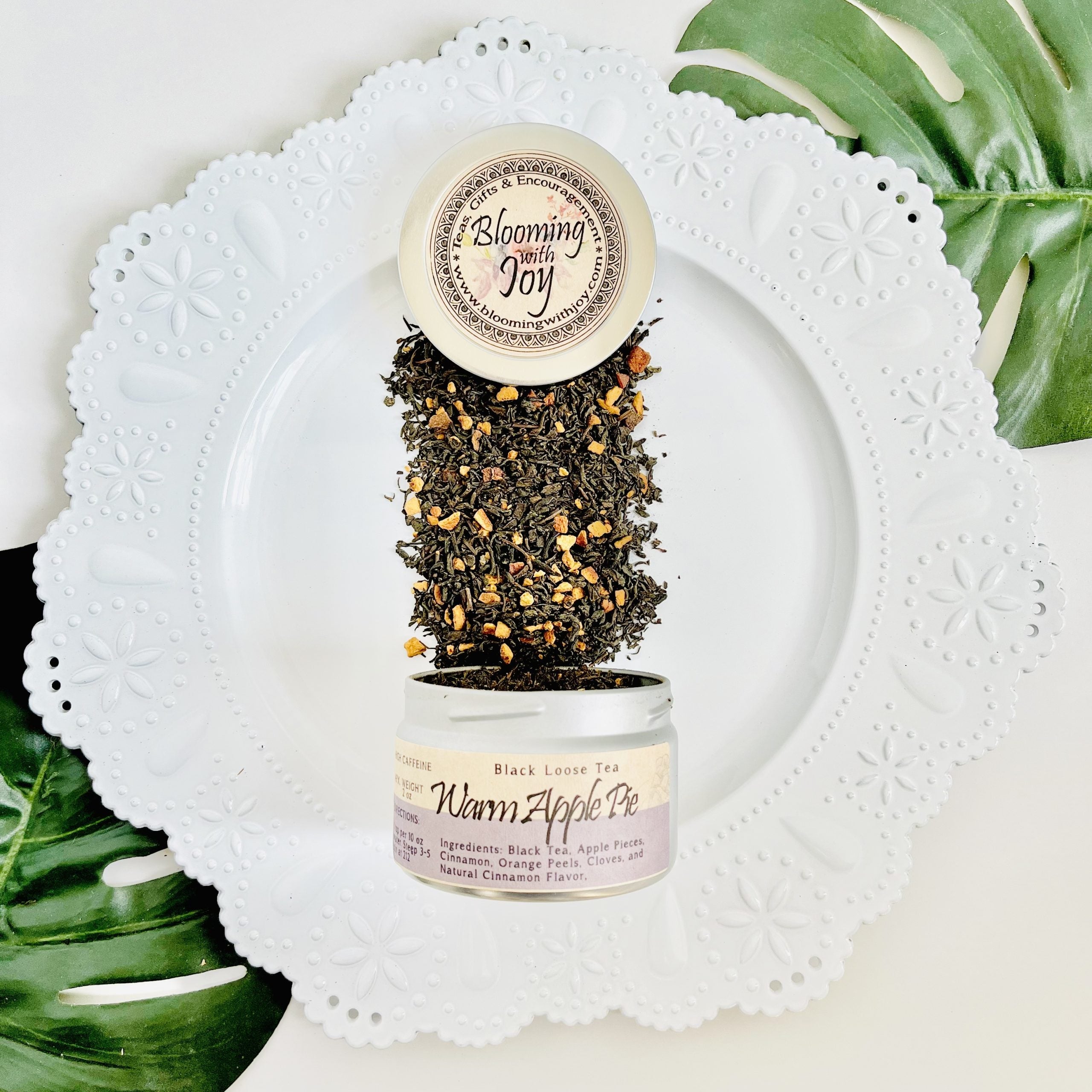 indulge in the comforting flavors of grandma's apple pie with our Warm Apple Pie Black Tea. Crafted with apple pieces, cinnamon, cloves, and orange peels, this high-caffeine blend offers a rich and aromatic experience.
